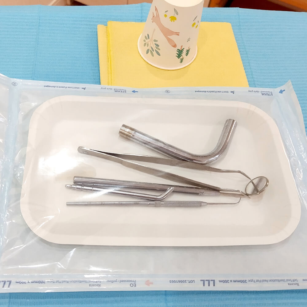 使い捨ての紙コップと紙エプロン